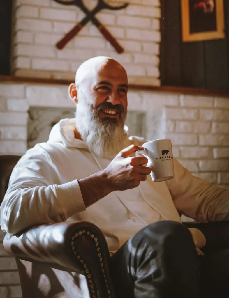 adulto feliz tomando café y polifenoles para la salud