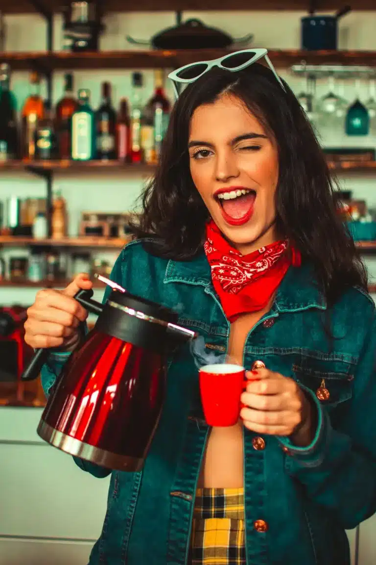 mujer feliz sirviendo una taza de café para bajar de peso