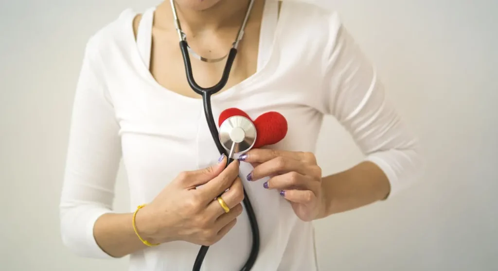mujer con estetoscopio ¿El café hace daño al corazón? Descubre los efectos